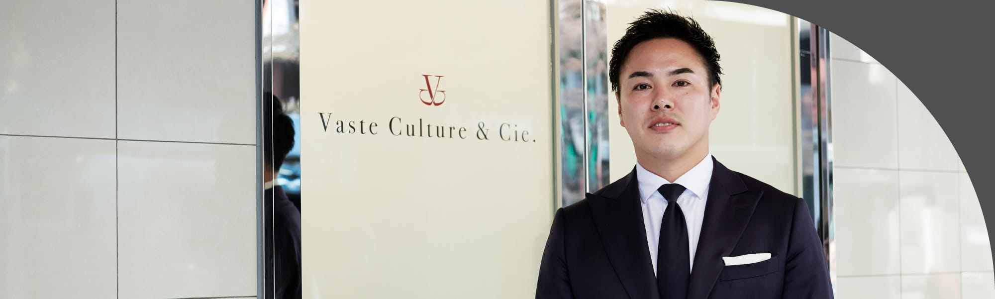 会社前にいる社員の写真
